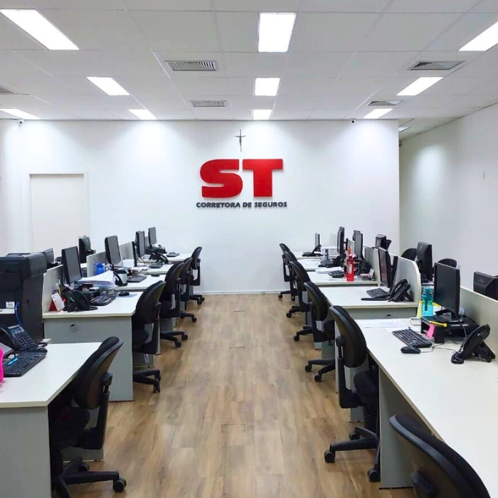 Quem somos 1 Imagem destacada da seção "Quem Somos" do site da ST Corretora de Seguros, representando o ambiente corporativo da empresa.