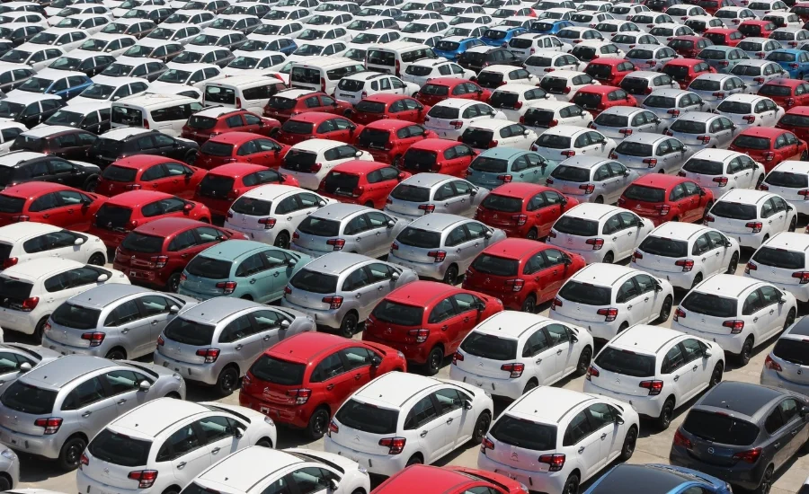 Vista aérea de um estacionamento lotado de carros de frotas.